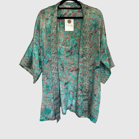 Upcycled Kimono #975 aus Vintage-Sari in Türkis & Grau – Vorderansicht