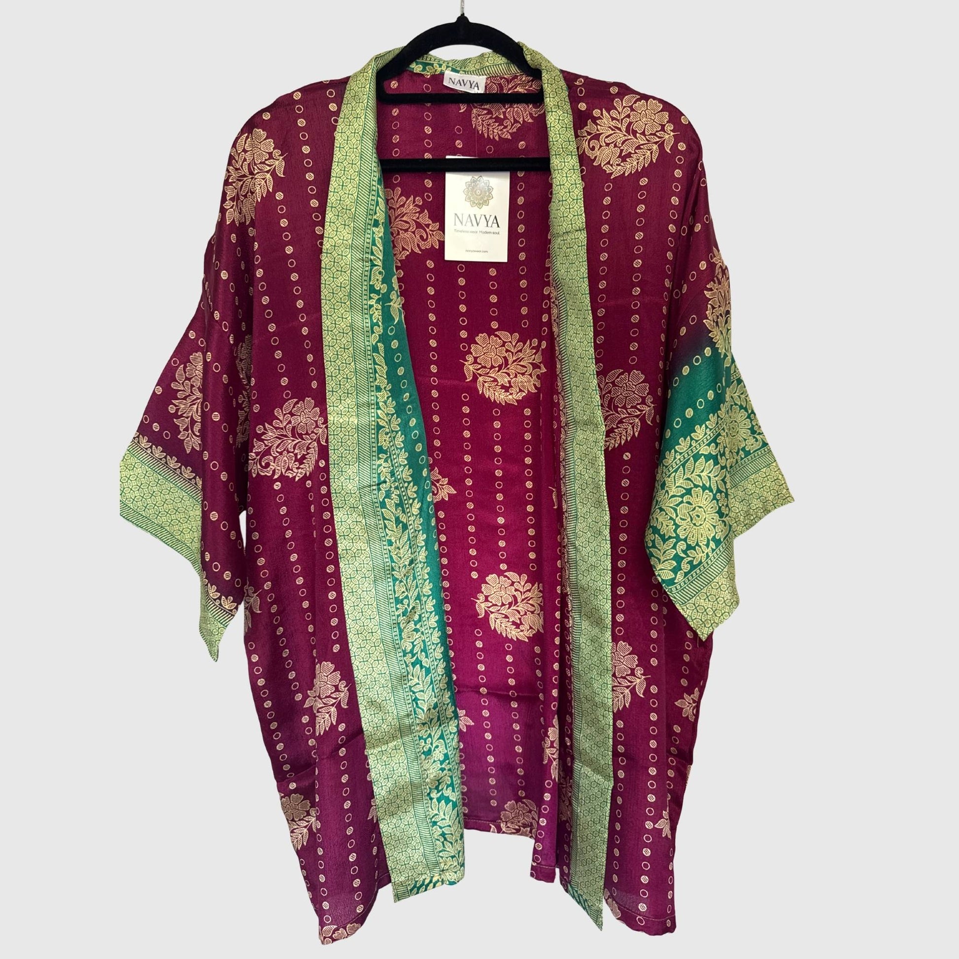 Upcycled Kimono #976 aus Vintage-Sari in Pink & Beige – Vorderansicht