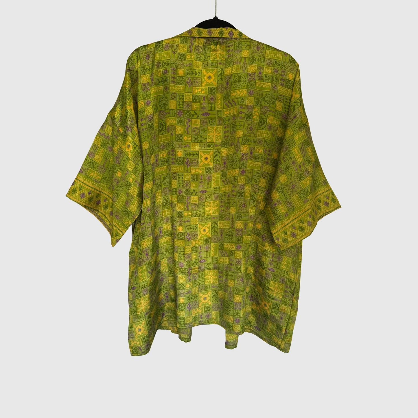 Upcycled Kimono #977 aus Vintage-Sari in Olivgrün – Rückansicht