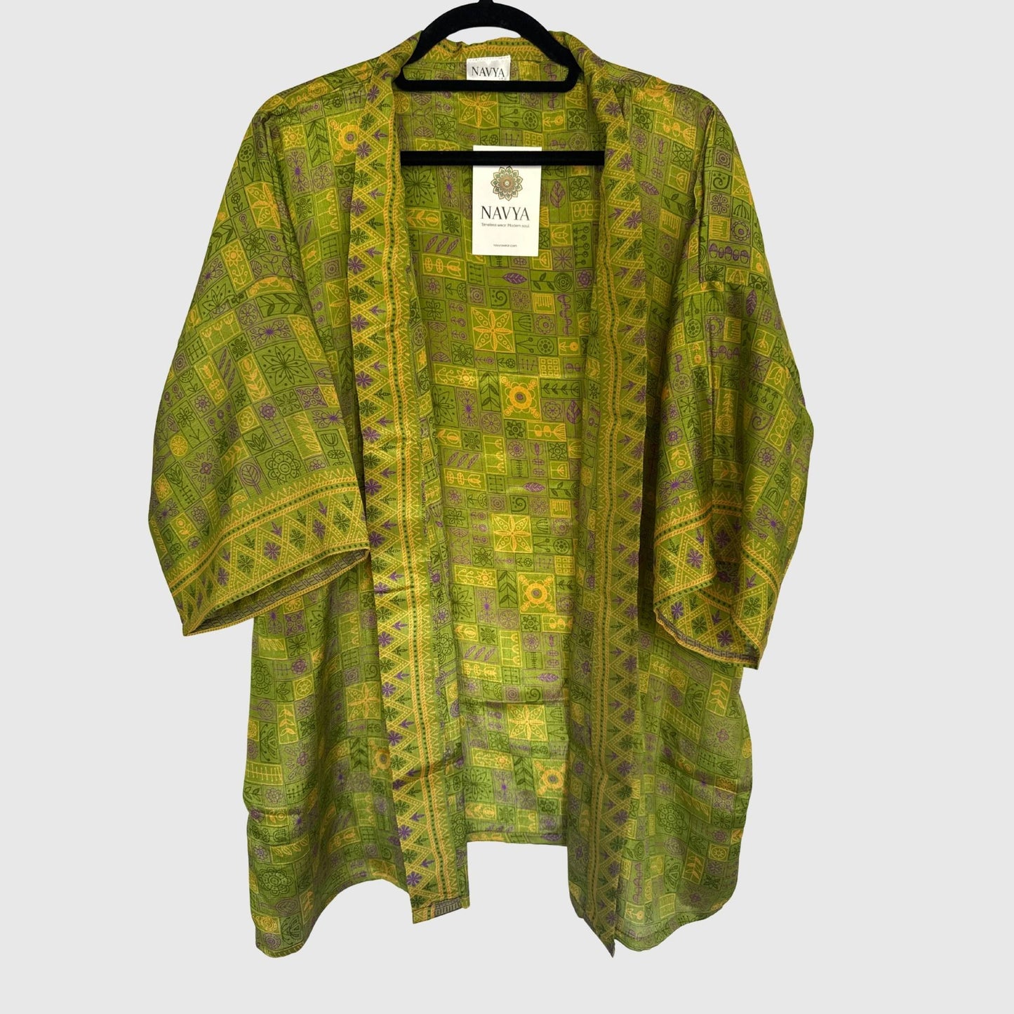 Upcycled Kimono #977 aus Vintage-Sari in Olivgrün – Vorderansicht