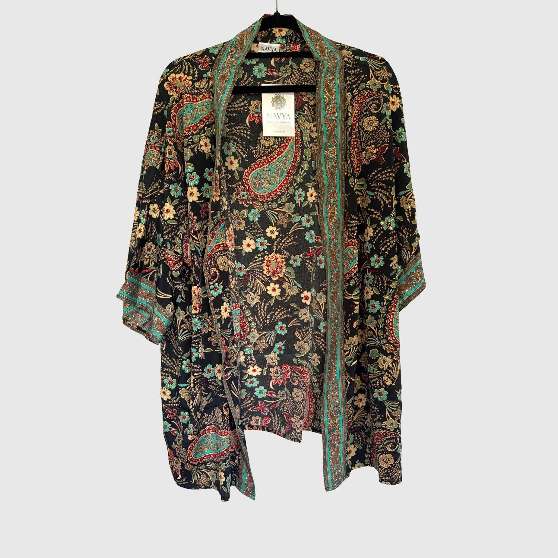 Upcycled Kimono #978 aus Vintage-Sari in Schwarz & Beige – Vorderansicht