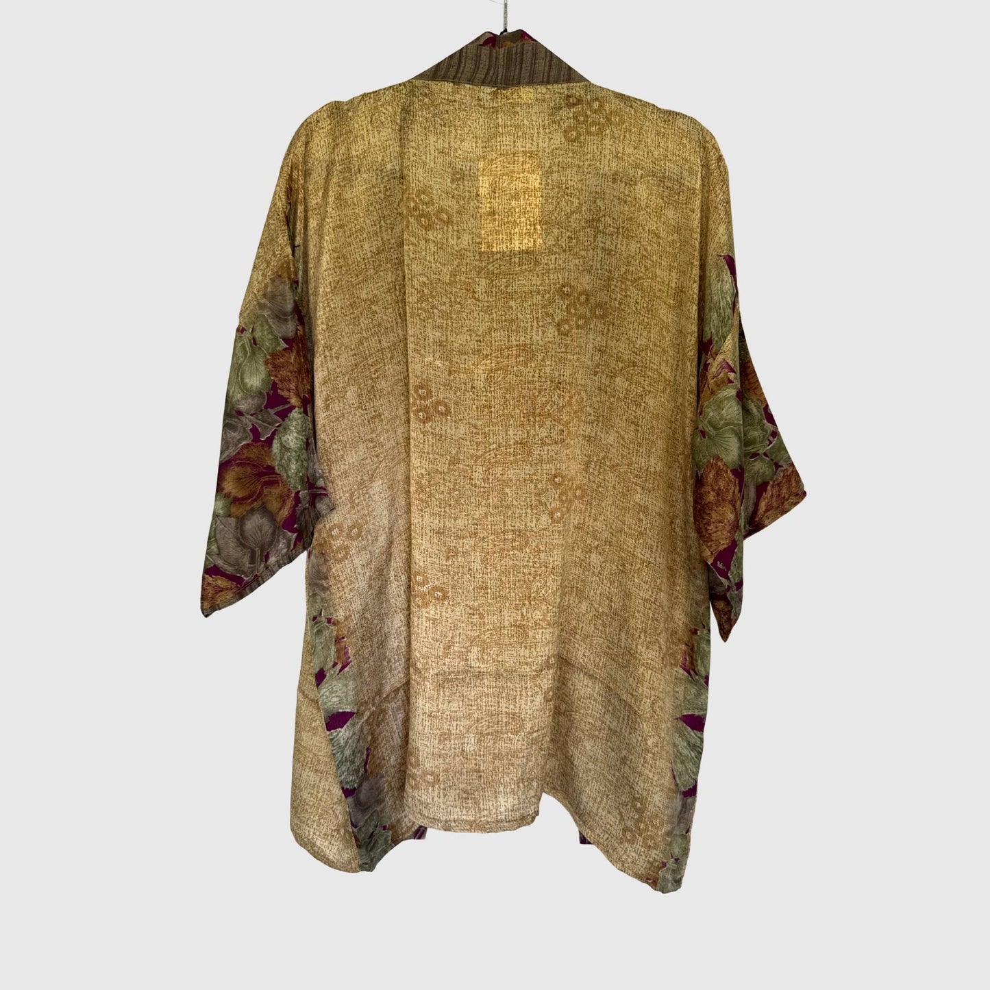 Upcycled Kimono #979 aus Vintage-Sari in Braun & Beige – Rückansicht