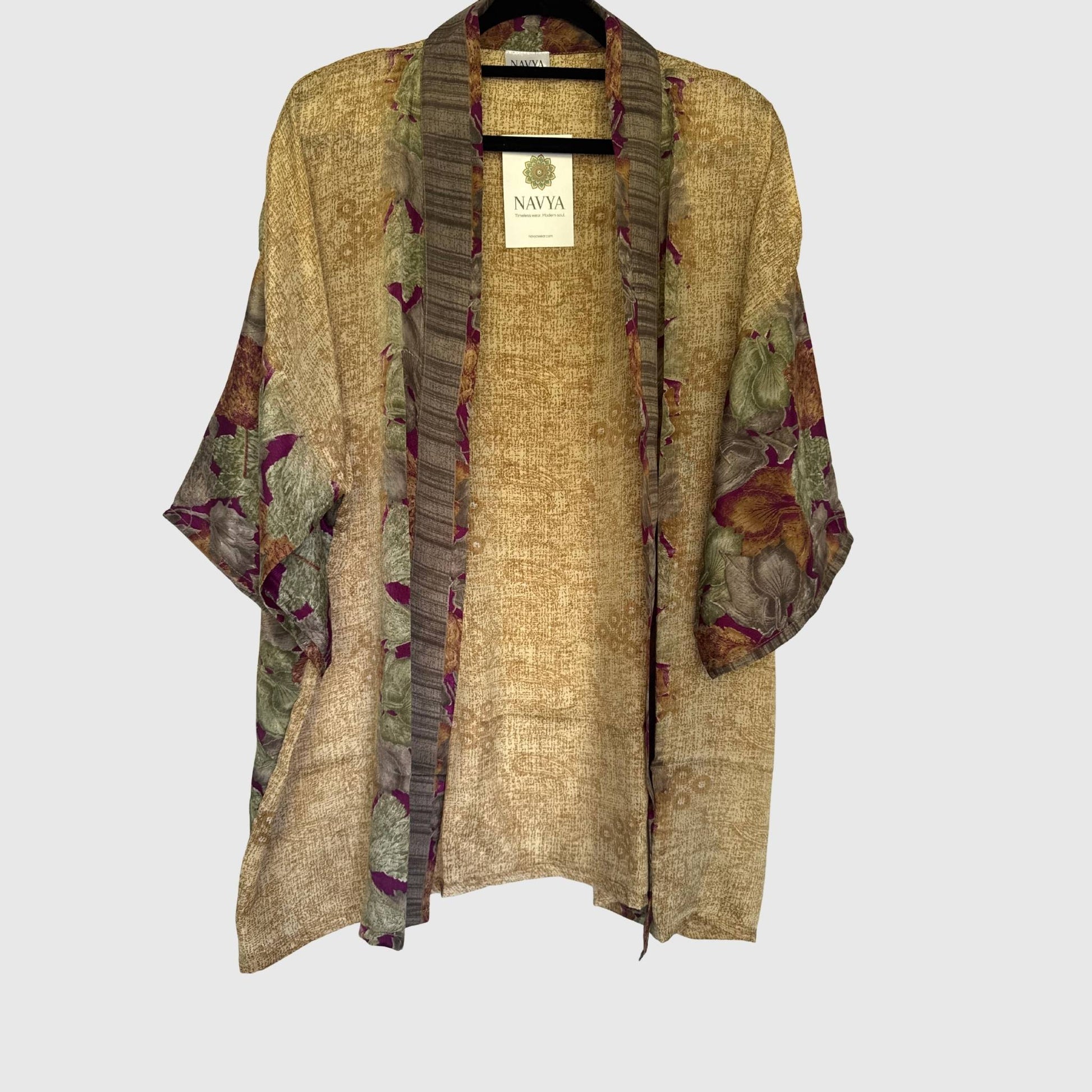 Upcycled Kimono #979 aus Vintage-Sari in Braun & Beige – Vorderansicht