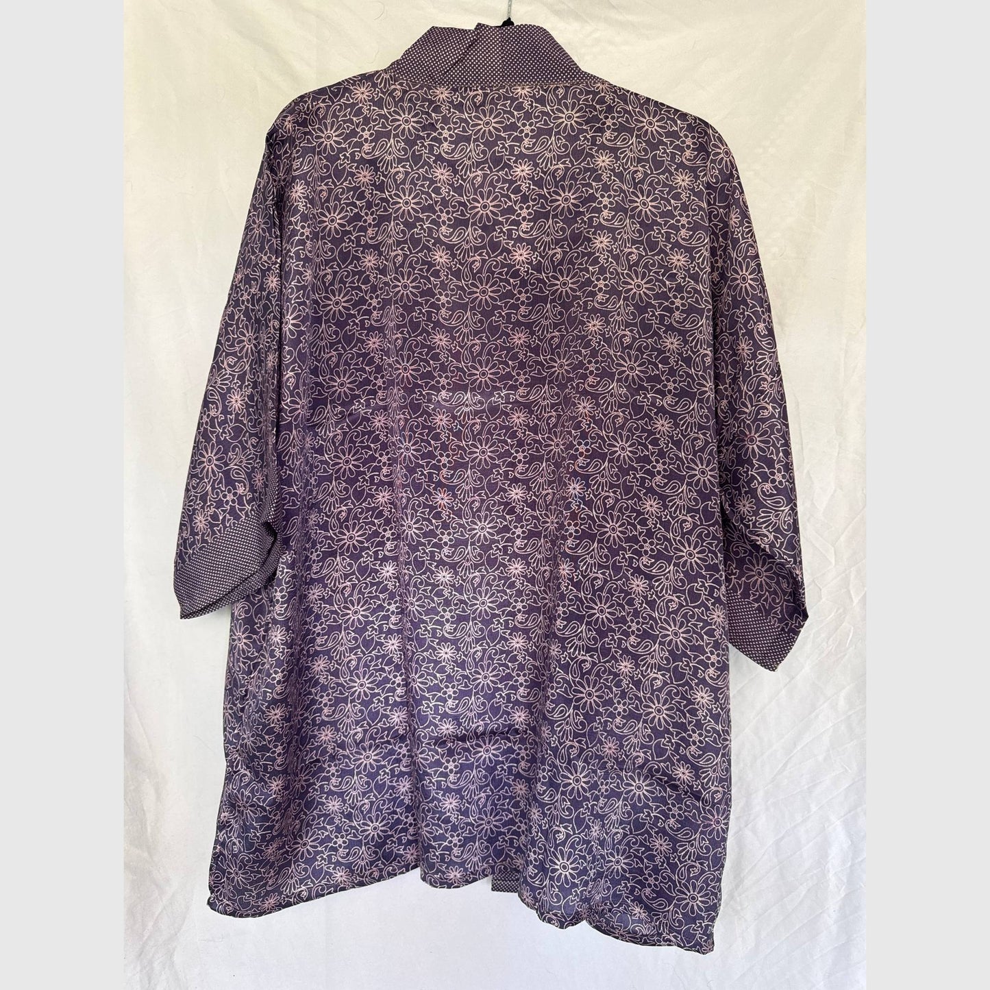 Upcycled Kimono #980 aus Vintage-Sari in Lila & Grau – Rückansicht