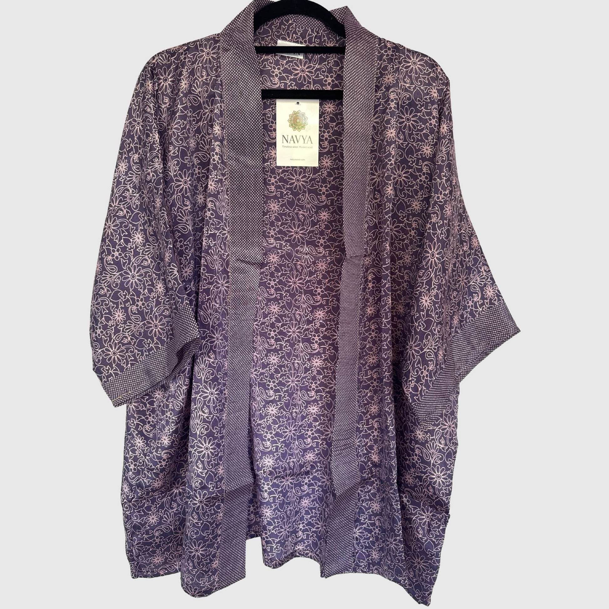Upcycled Kimono #980 aus Vintage-Sari in Lila & Grau – Vorderansicht