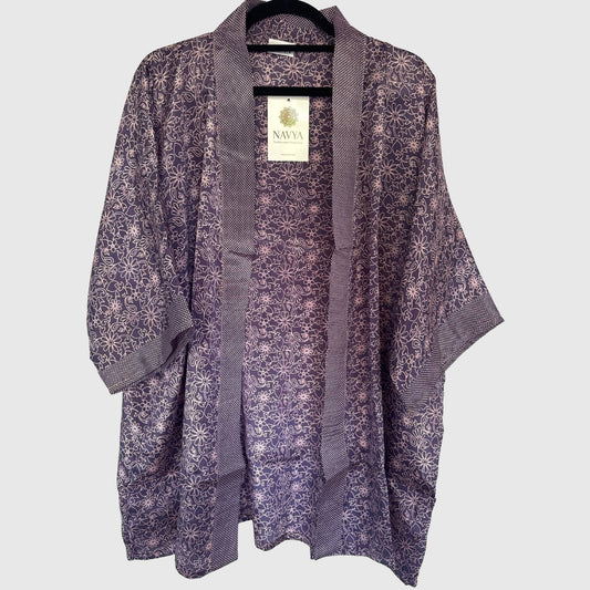 Upcycled Kimono #980 aus Vintage-Sari in Lila & Grau – Vorderansicht