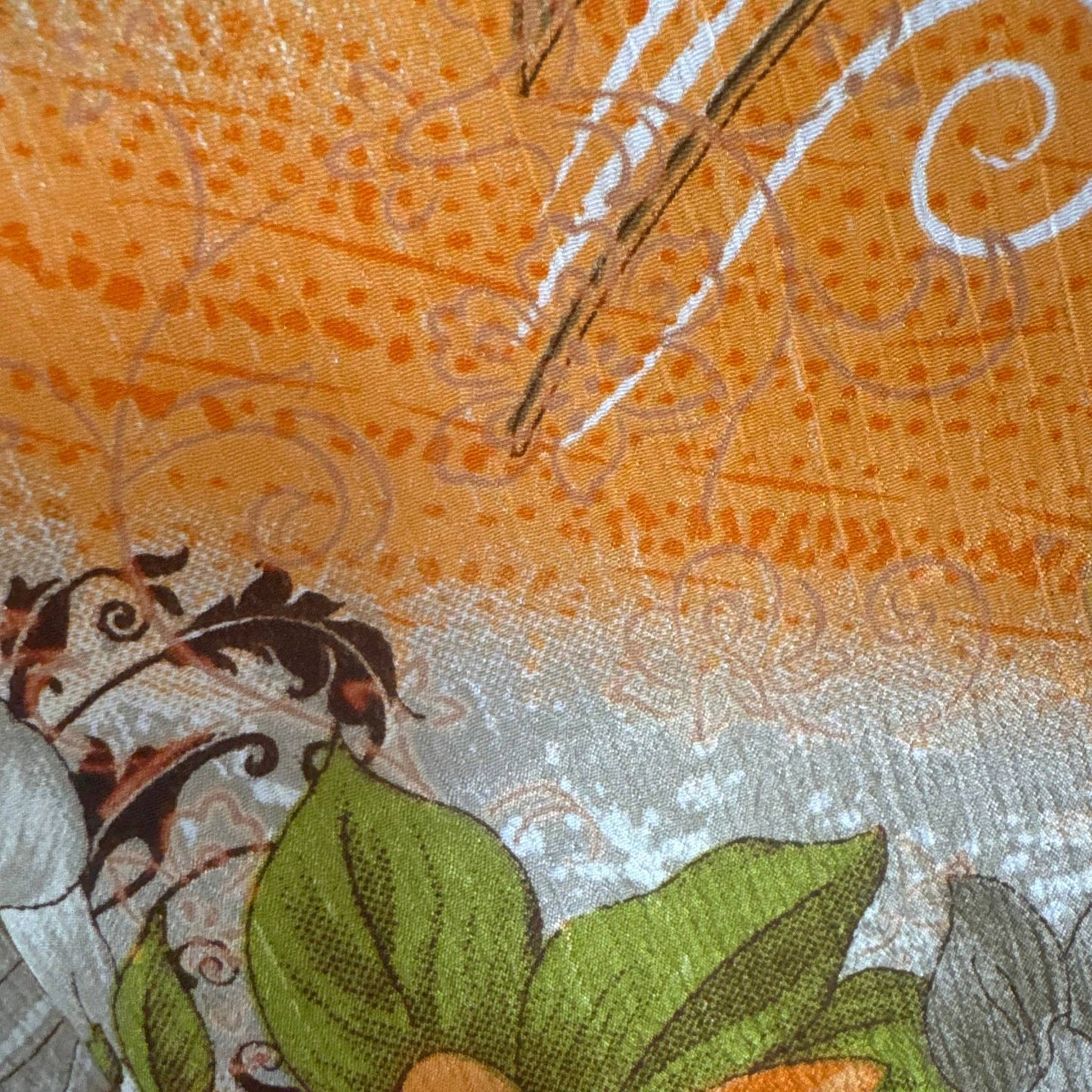 Upcycled Kimono #981 aus Vintage-Sari in Orange & Gold – Detailansicht