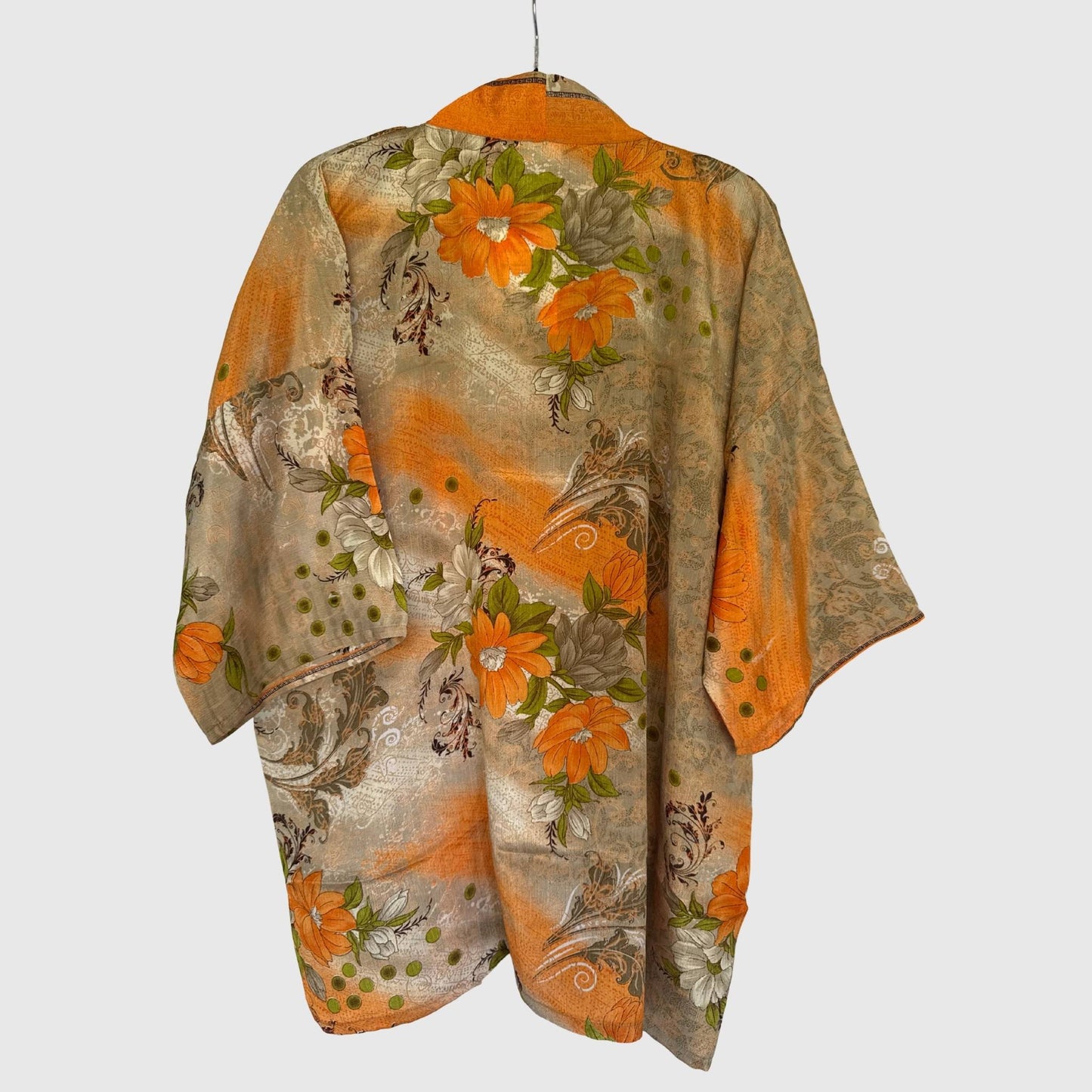 Upcycled Kimono #981 aus Vintage-Sari in Orange & Gold – Rückansicht