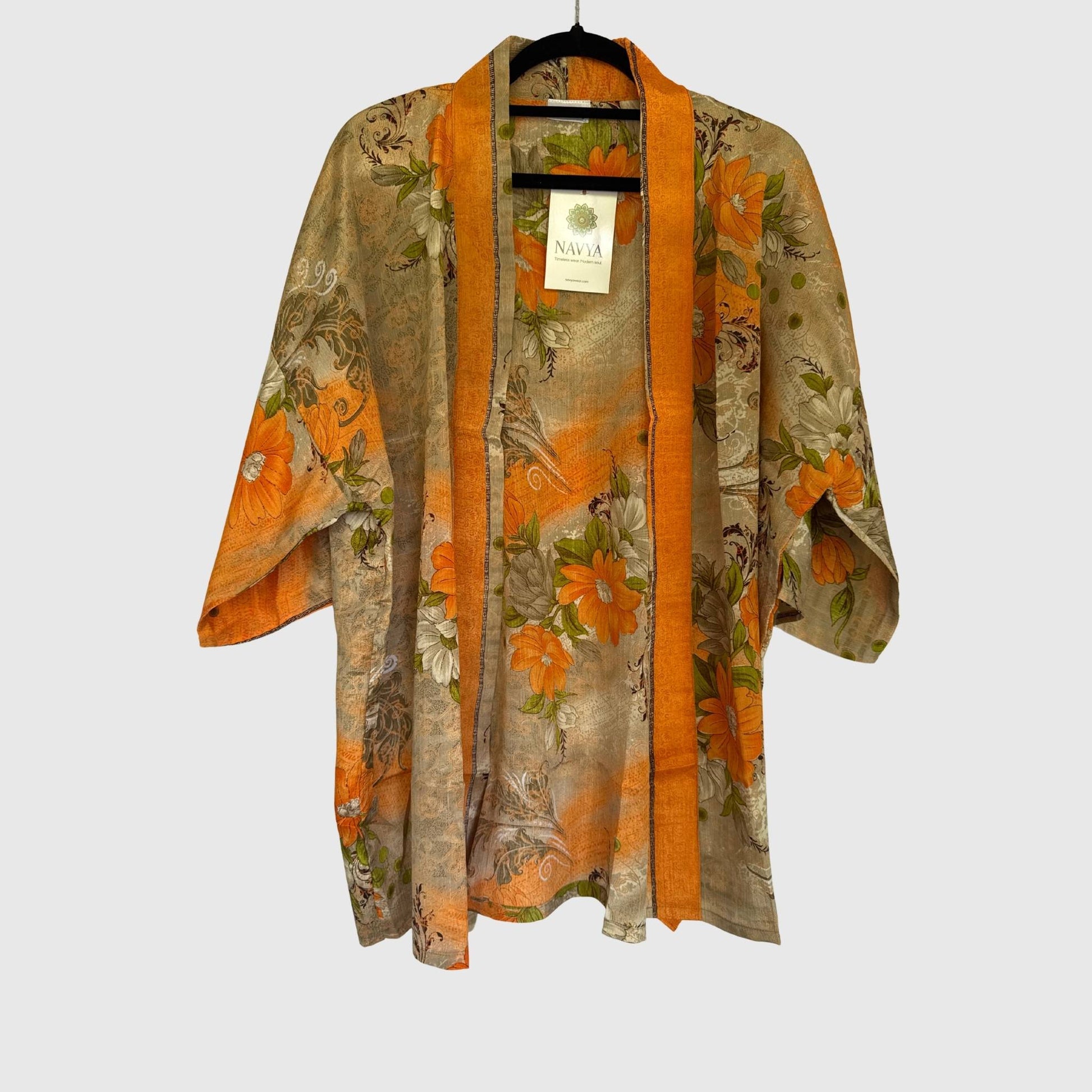 Upcycled Kimono #981 aus Vintage-Sari in Orange & Gold – Vorderansicht