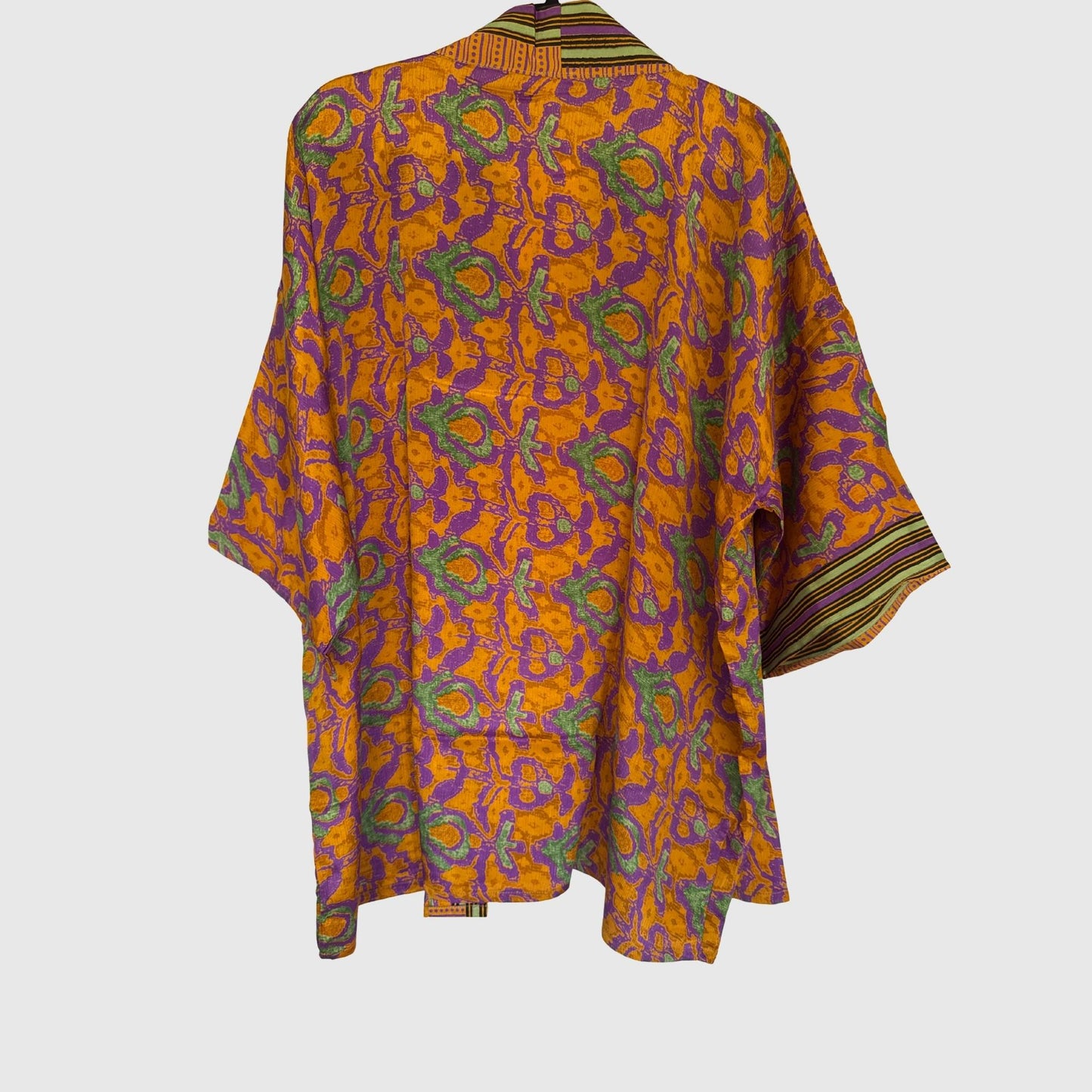 Upcycled Kimono #982 aus Vintage-Sari in Orange & Lila – Rückansicht