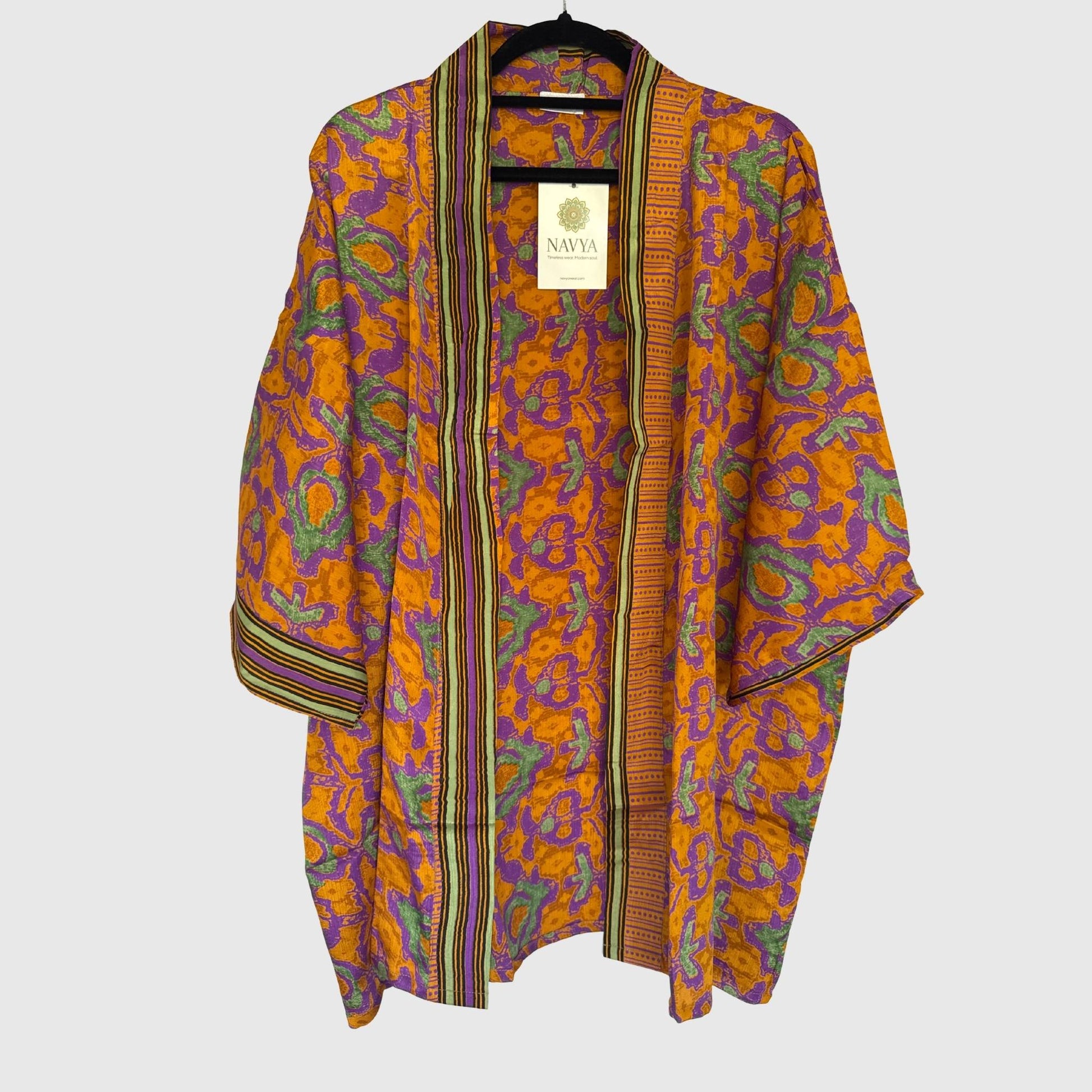 Upcycled Kimono #982 aus Vintage-Sari in Orange & Lila – Vorderansicht