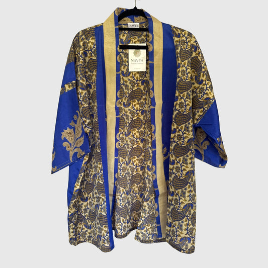 Upcycled Kimono #983 aus Vintage-Sari in Beige & Blau – Vorderansicht
