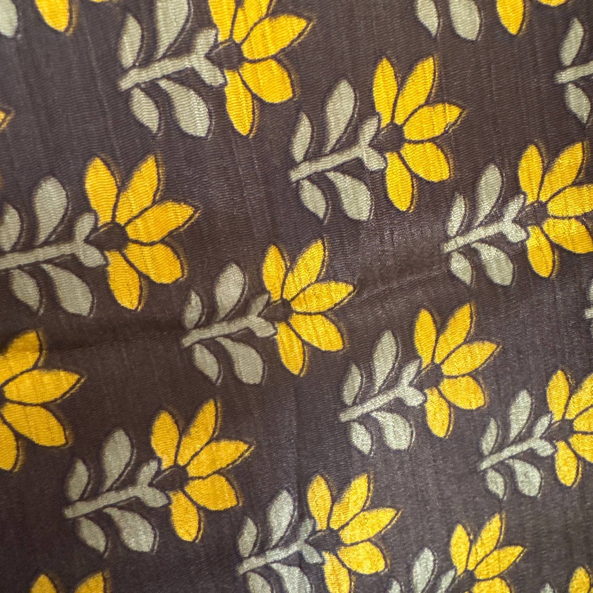 Upcycled Kimono #984 aus Vintage-Sari in Braun & Gold – Detailansicht
