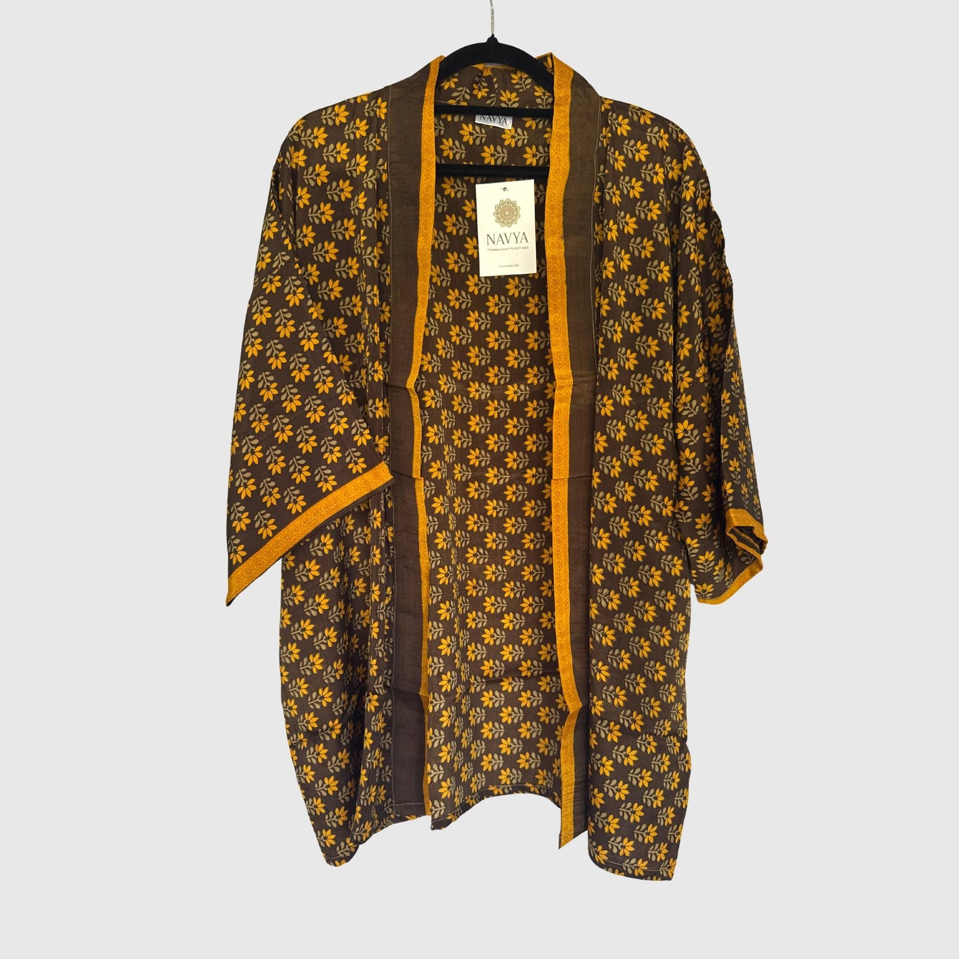 Upcycled Kimono #984 aus Vintage-Sari in Braun & Gold – Vorderansicht