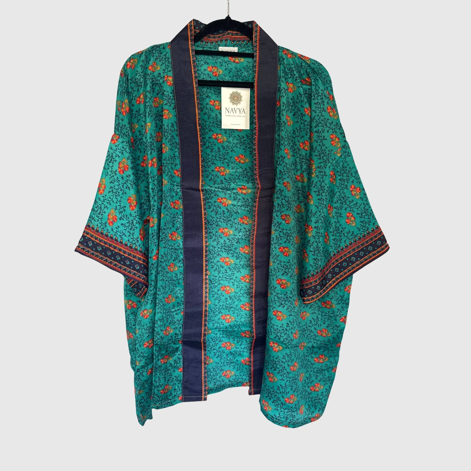 Upcycled Kimono #985 aus Vintage-Sari in Türkis – Vorderansicht