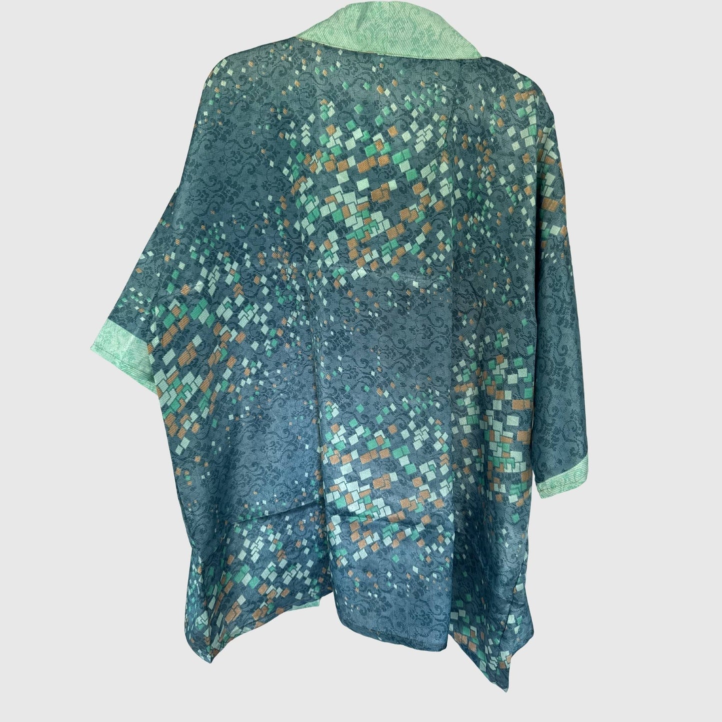 Upcycled Kimono #986 aus Vintage-Sari in Blau & Grau – Rückansicht
