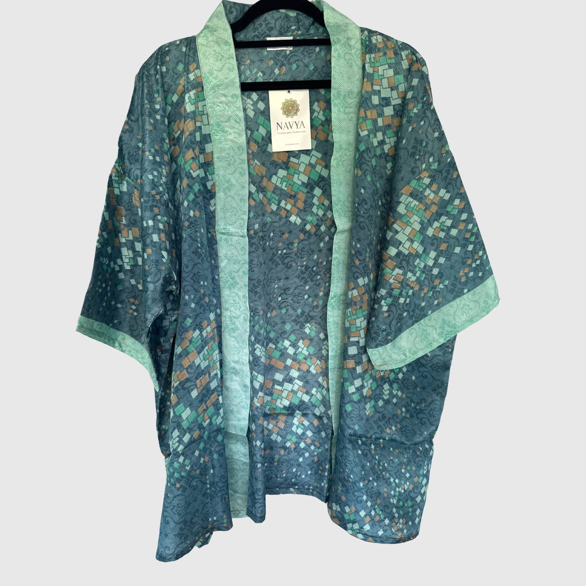 Upcycled Kimono #986 aus Vintage-Sari in Blau & Grau – Vorderansicht