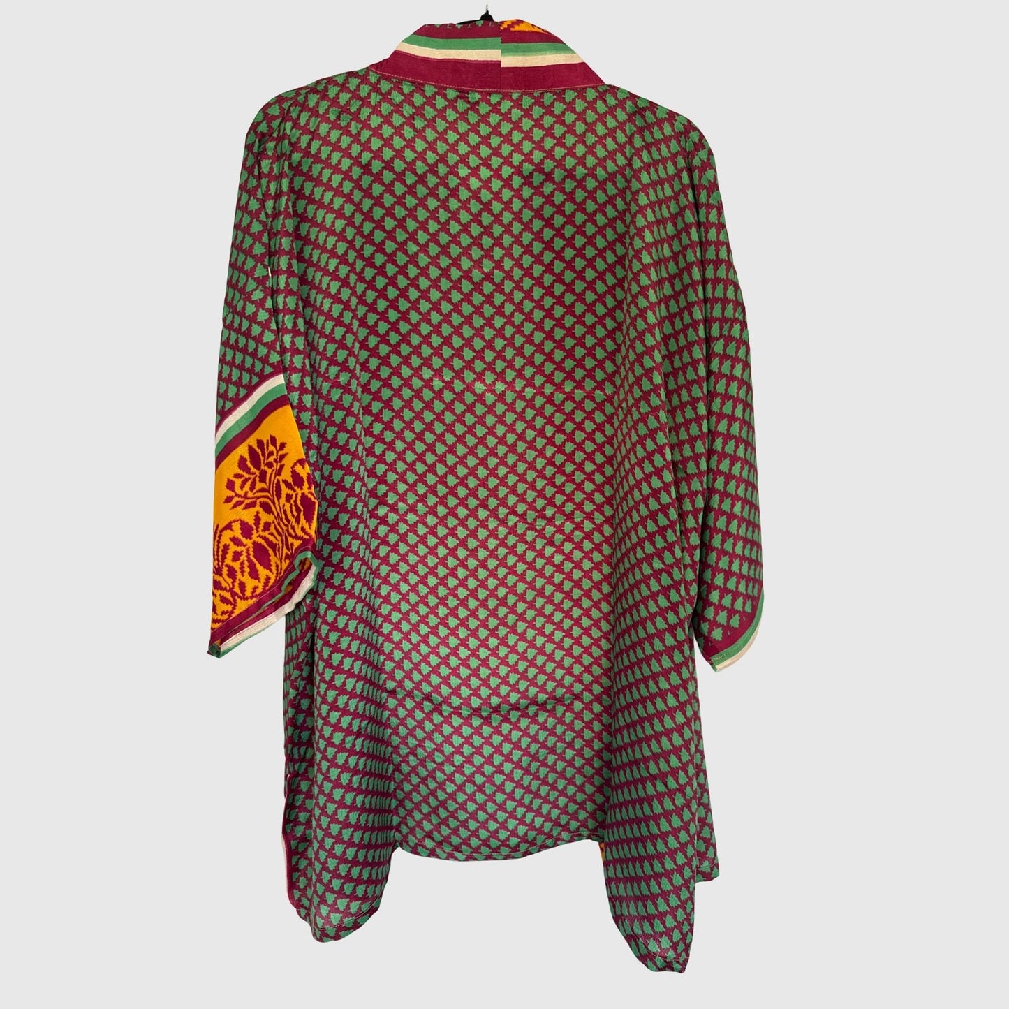 Upcycled Kimono #987 aus Vintage-Sari in Rot & Grün – Rückansicht