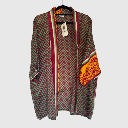 Upcycled Kimono #987 aus Vintage-Sari in Rot & Grün – Vorderansicht