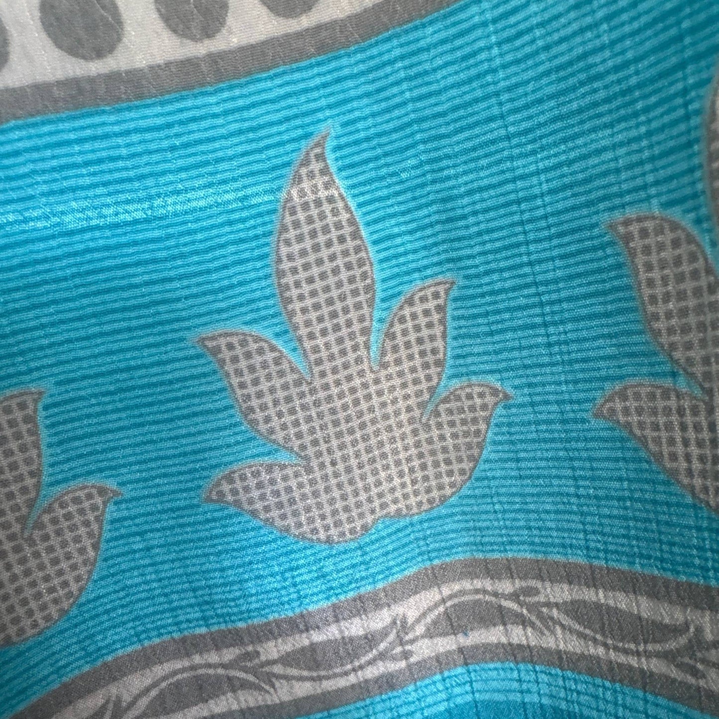 Upcycled Kimono #988 aus Vintage-Sari in Türkis & Grau – Detailansicht