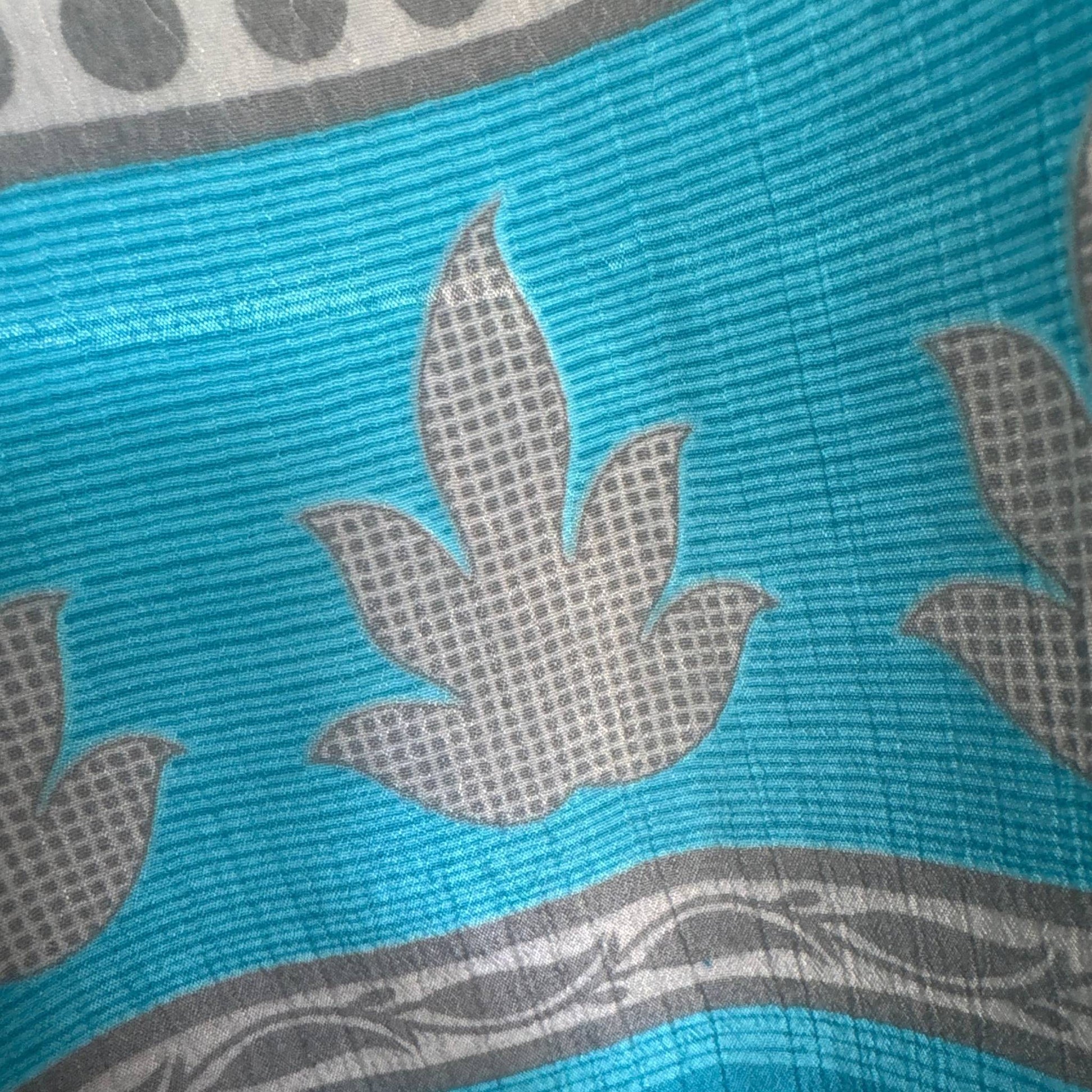 Upcycled Kimono #988 aus Vintage-Sari in Türkis & Grau – Detailansicht