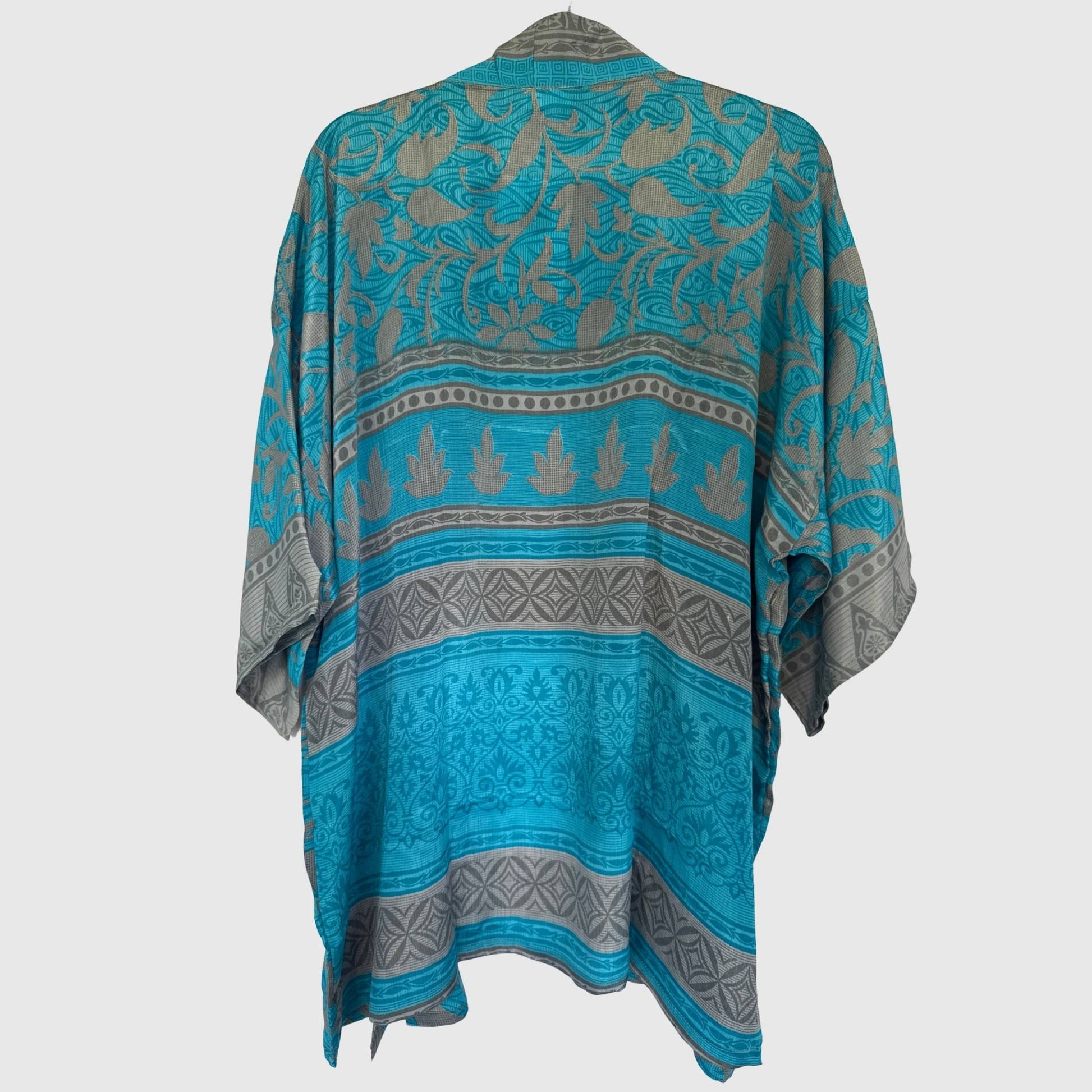 Upcycled Kimono #988 aus Vintage-Sari in Türkis & Grau – Rückansicht