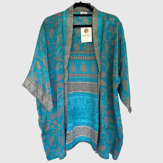 Upcycled Kimono #988 aus Vintage-Sari in Türkis & Grau – Vorderansicht