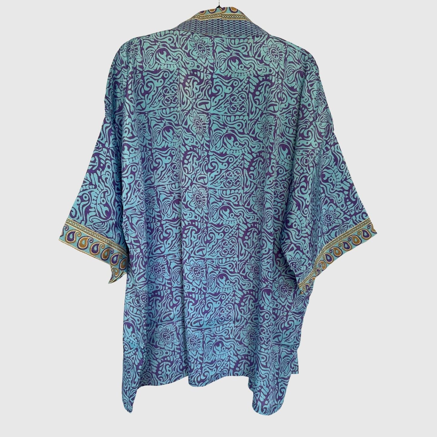 Upcycled Kimono #989 aus Vintage-Sari in Blau & Lila – Rückansicht