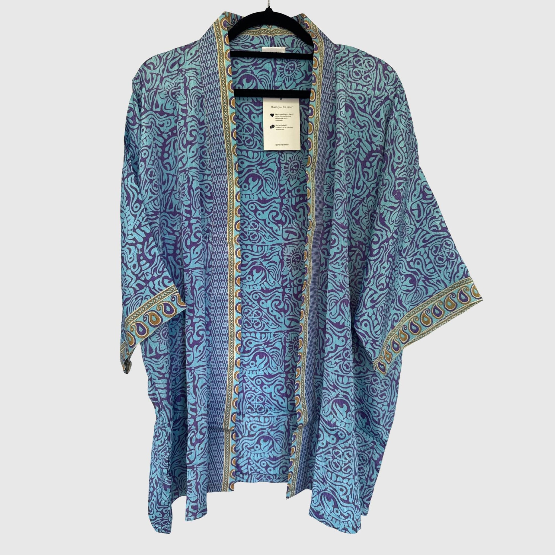 Upcycled Kimono #989 aus Vintage-Sari in Blau & Lila – Vorderansicht