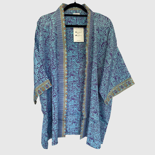 Upcycled Kimono #989 aus Vintage-Sari in Blau & Lila – Vorderansicht
