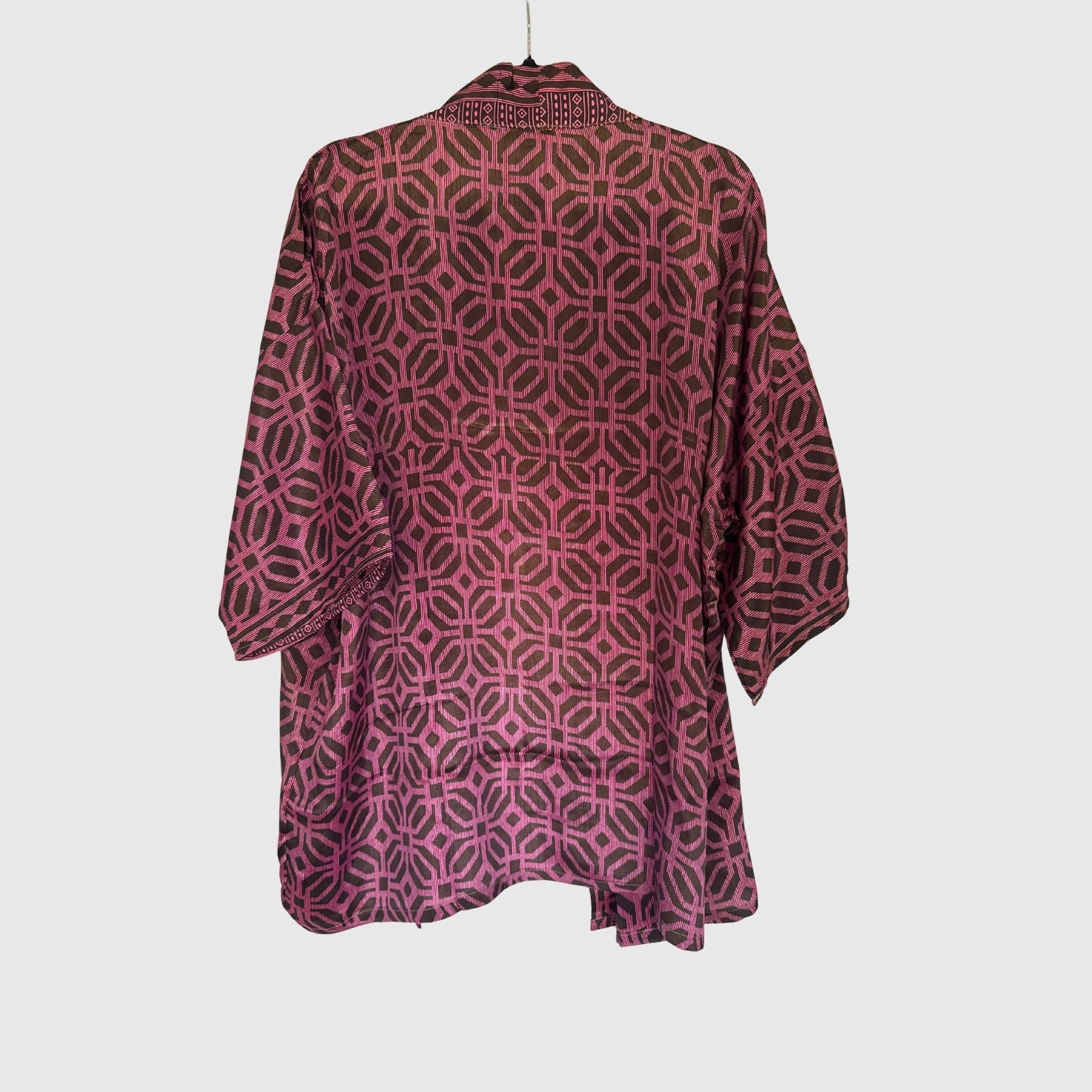 Upcycled Kimono #990 aus Vintage-Sari in Dunkelrot & Rosa – Rückansicht