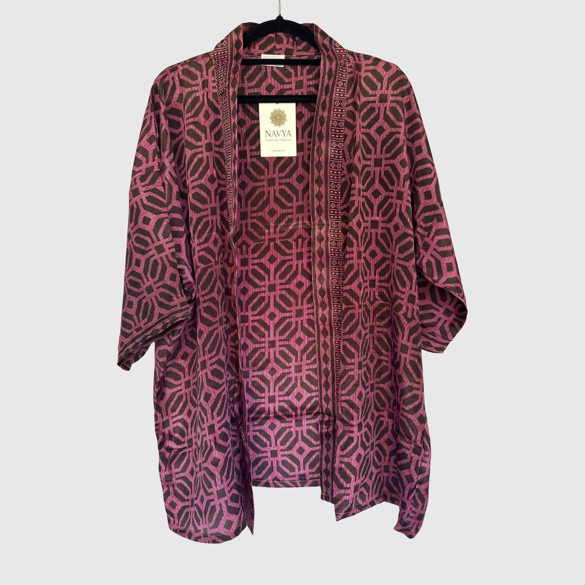 Upcycled Kimono #990 aus Vintage-Sari in Dunkelrot & Rosa – Vorderansicht