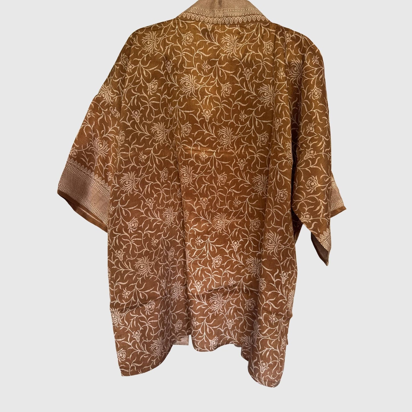 Upcycled Kimono #991 aus Vintage-Sari in Braun – Rückansicht