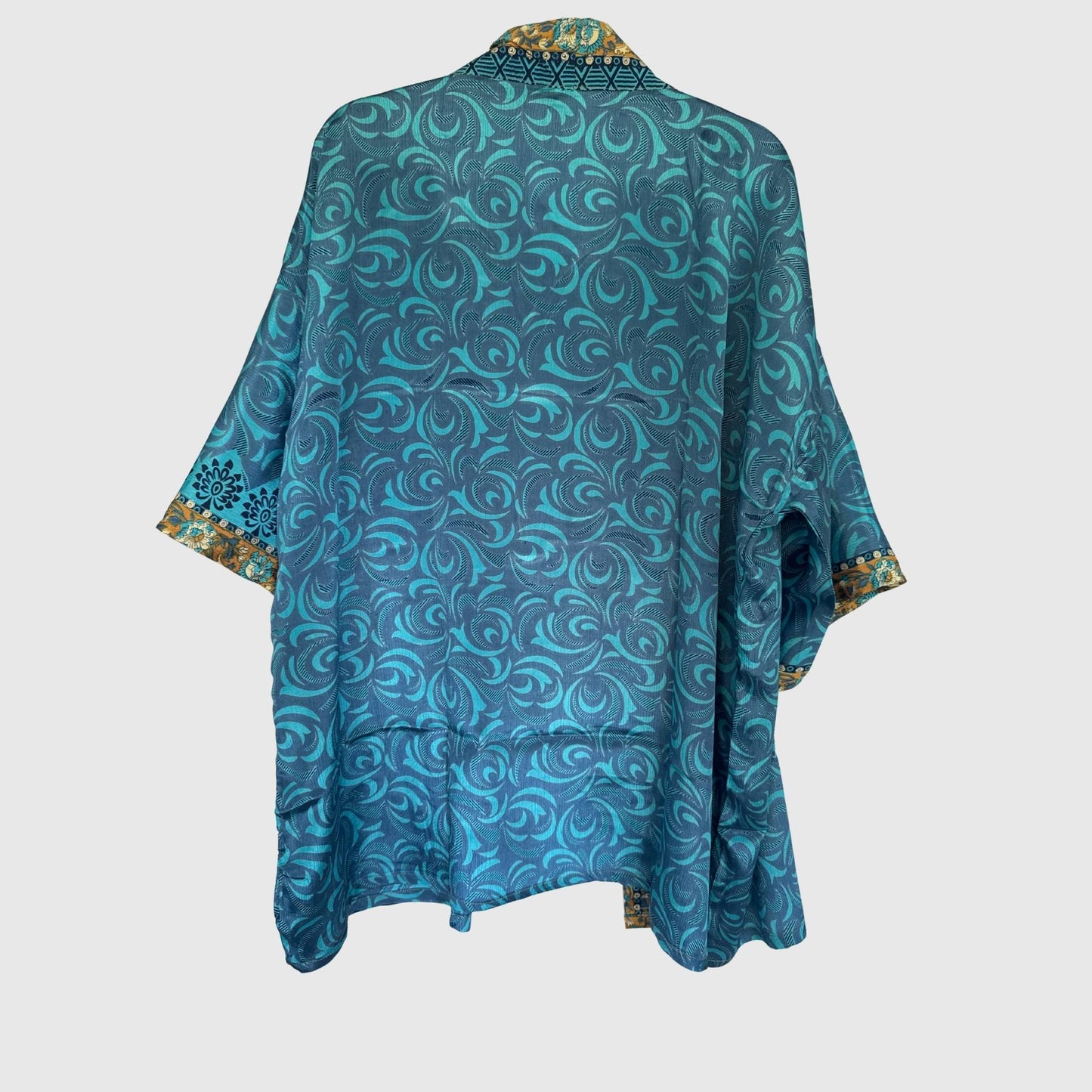 Upcycled Kimono #992 aus Vintage-Sari in Blau & Türkis – Rückansicht