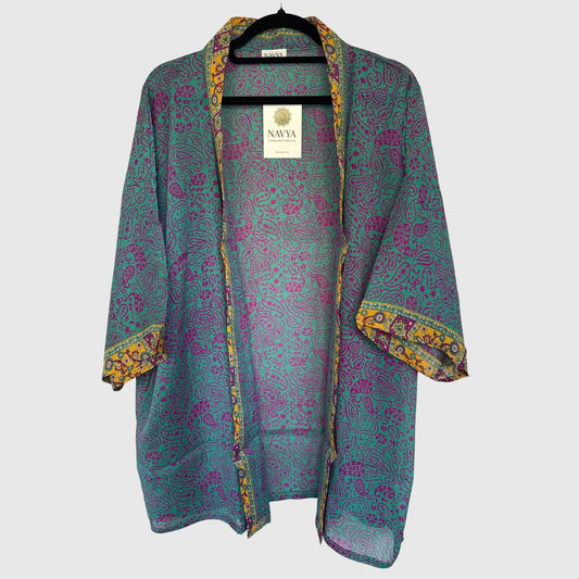 Upcycled Kimono #993 aus Vintage-Sari in Grün & Pink – Vorderansicht
