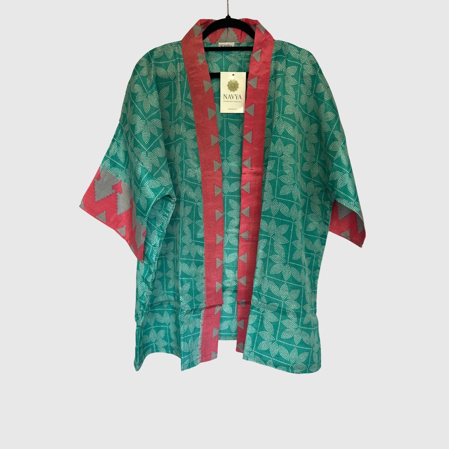 Upcycled Kimono #994 aus Vintage-Sari in Grün – Vorderansicht