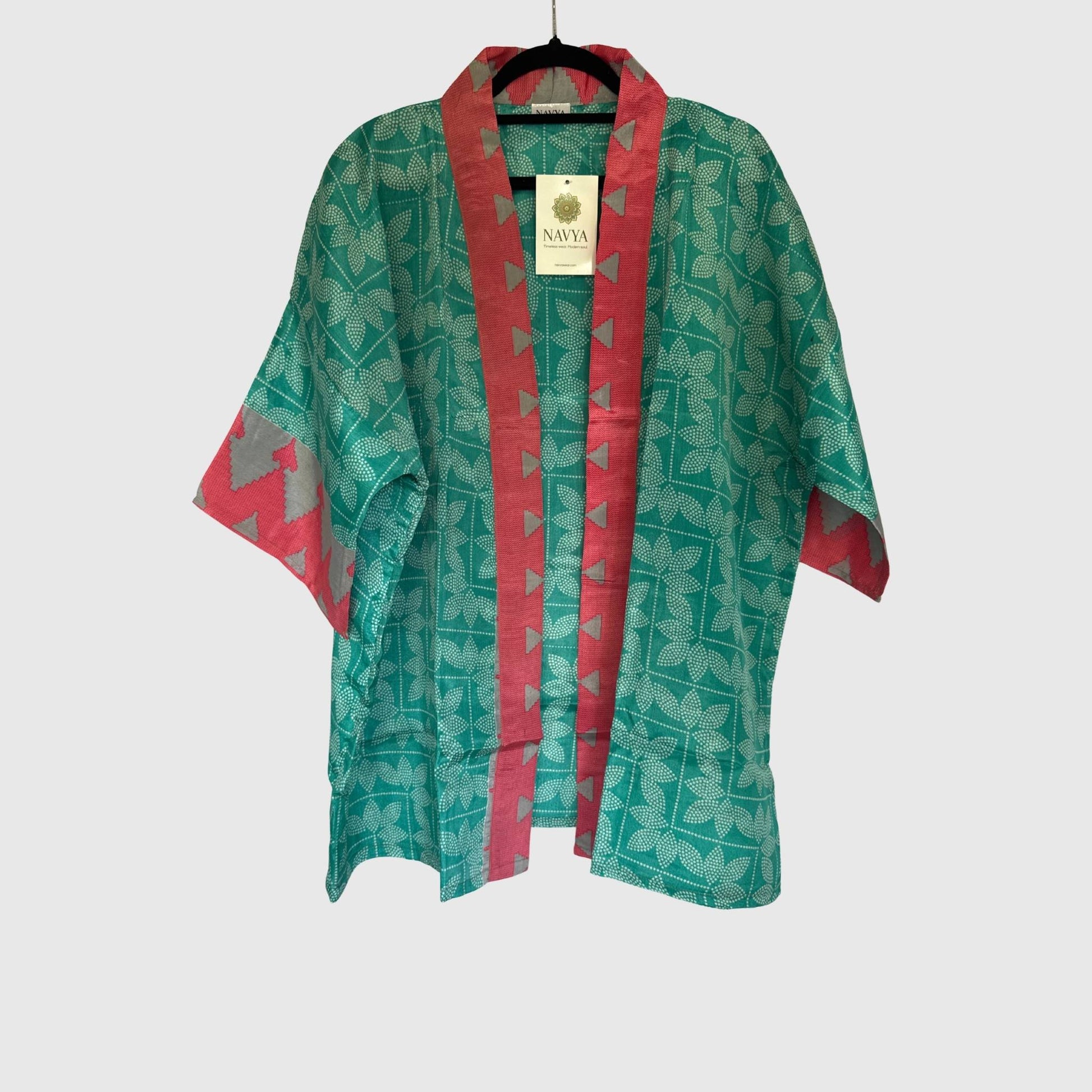 Upcycled Kimono #994 aus Vintage-Sari in Grün – Vorderansicht