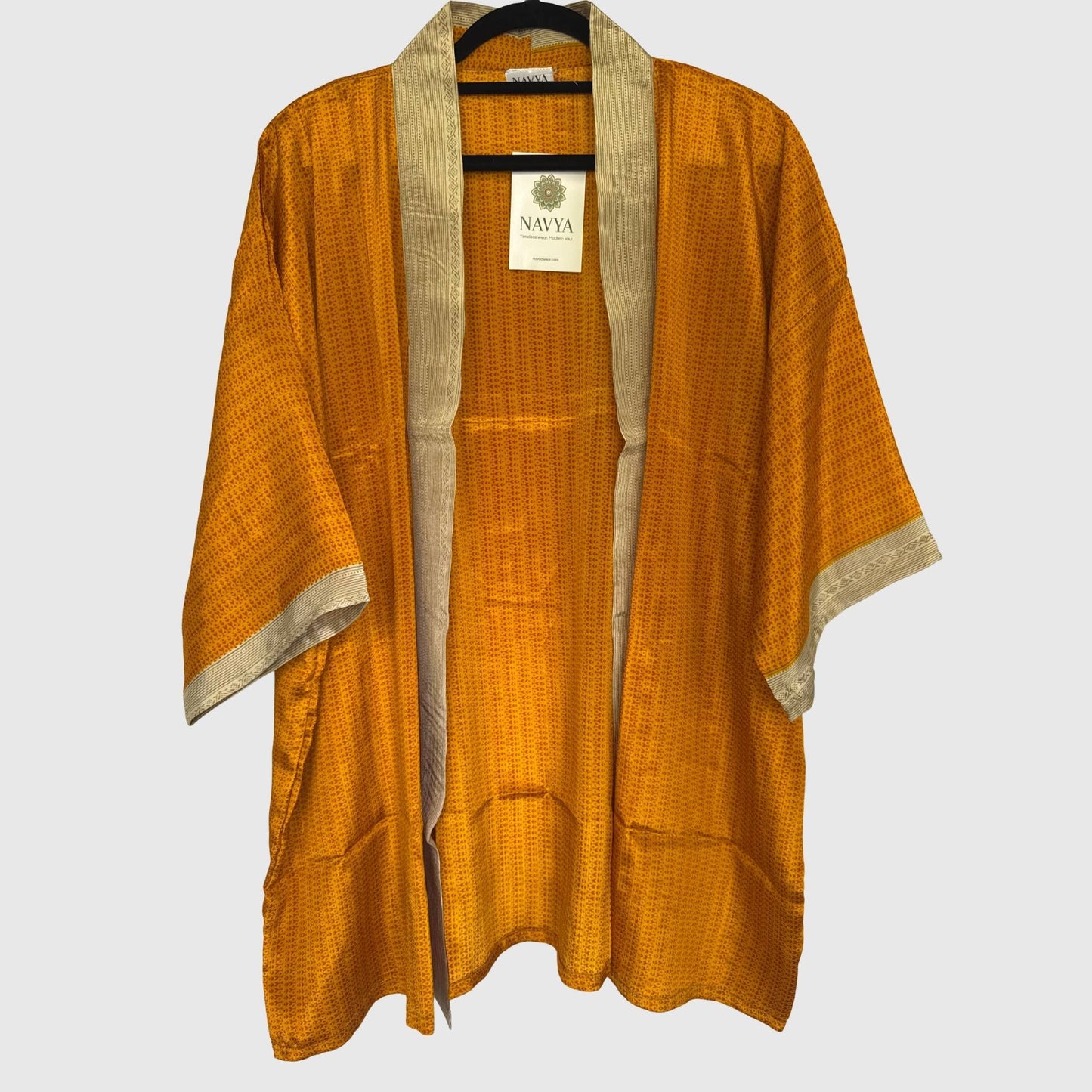 Upcycled Kimono #995 aus Vintage-Sari in Orange – Vorderansicht