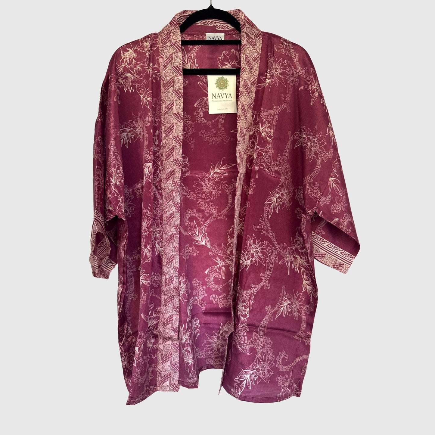 Upcycled Kimono #996 aus Vintage-Sari in Pink & Dunkelrot – Vorderansicht