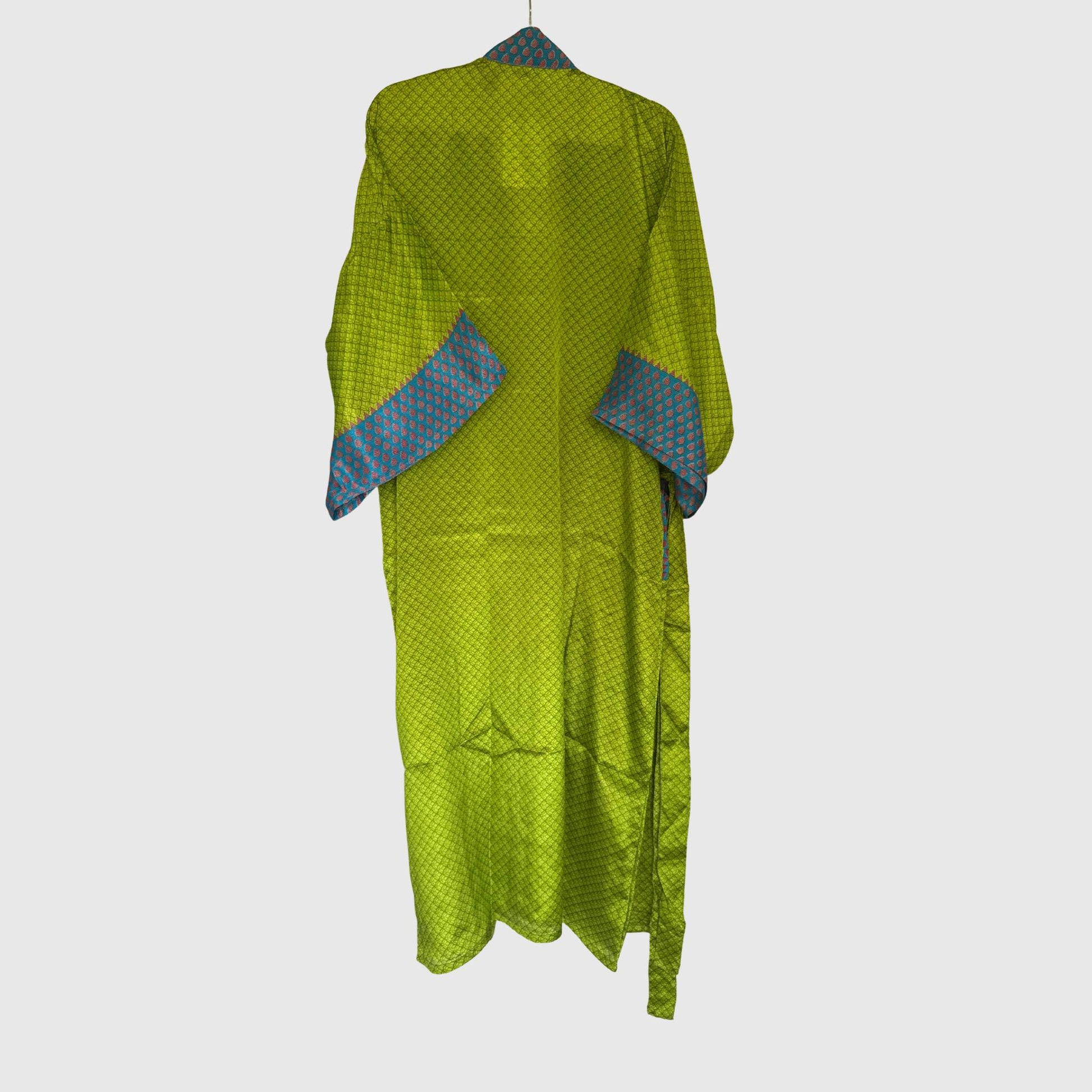 Upcycled Kimono Lang #1300 aus Vintage-Sari in Grün – Rückansicht