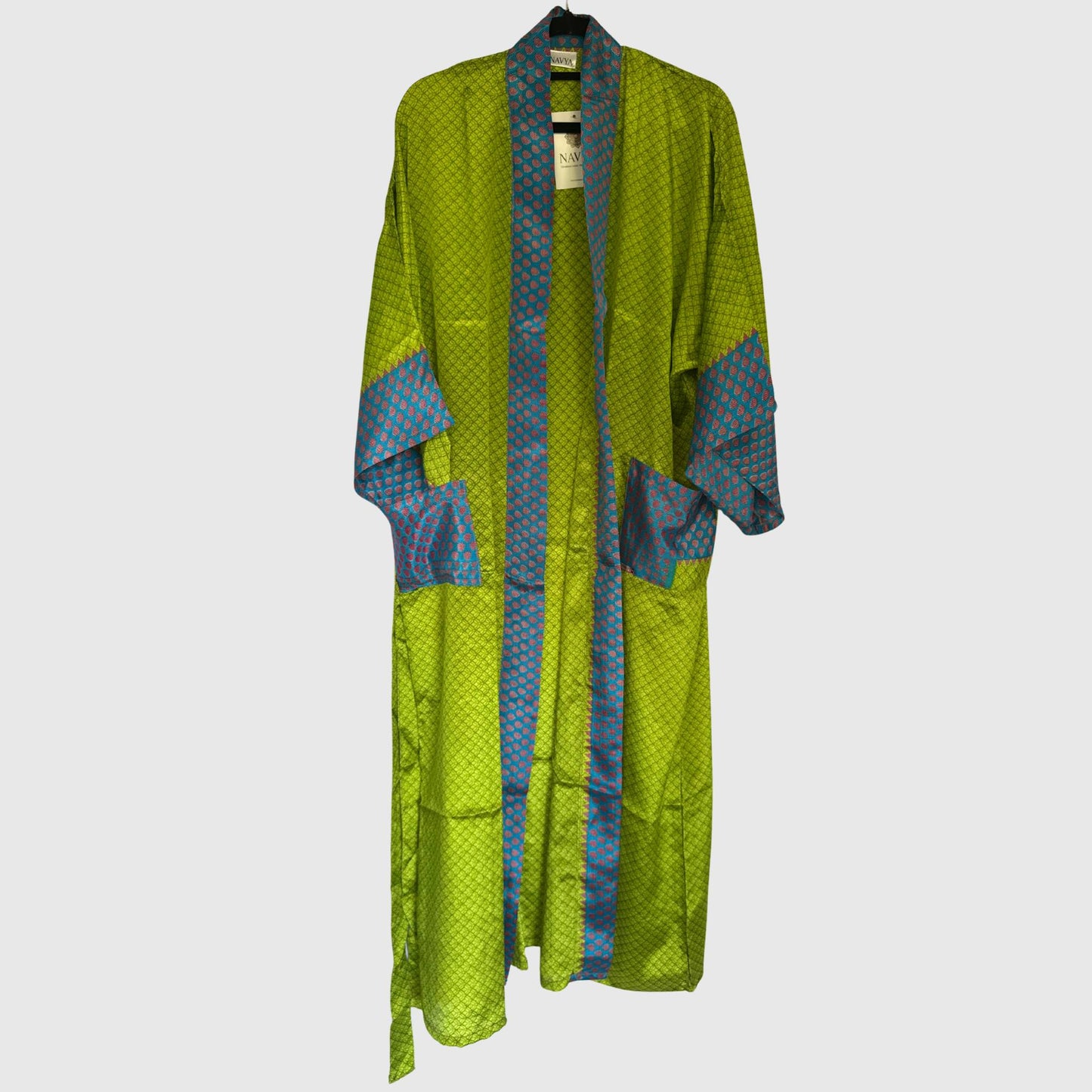 Upcycled Kimono Lang #1300 aus Vintage-Sari in Grün – Vorderansicht