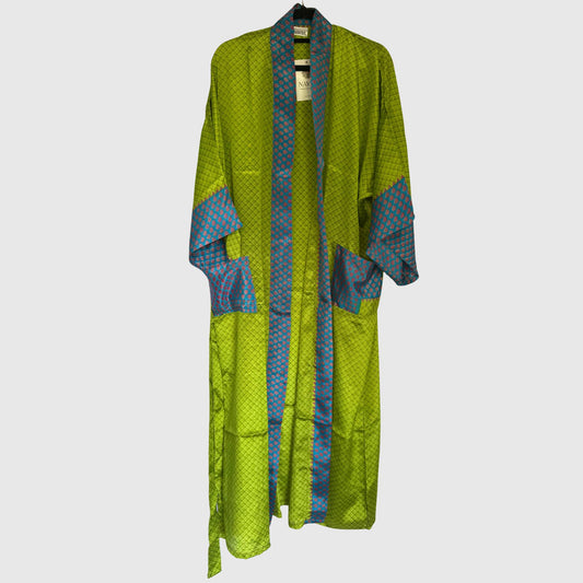Upcycled Kimono Lang #1300 aus Vintage-Sari in Grün – Vorderansicht