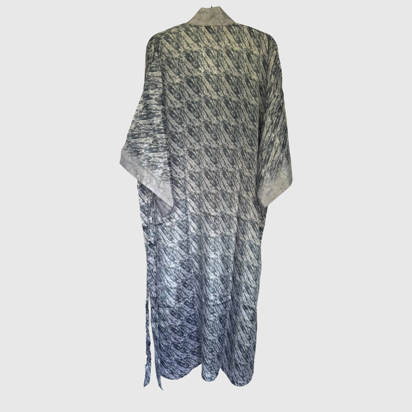 Upcycled Kimono Lang #1301 aus Vintage-Sari in Grau – Rückansicht