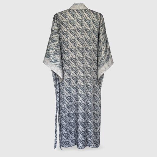 Upcycled Kimono Lang #1301 aus Vintage-Sari in Grau – Rückansicht