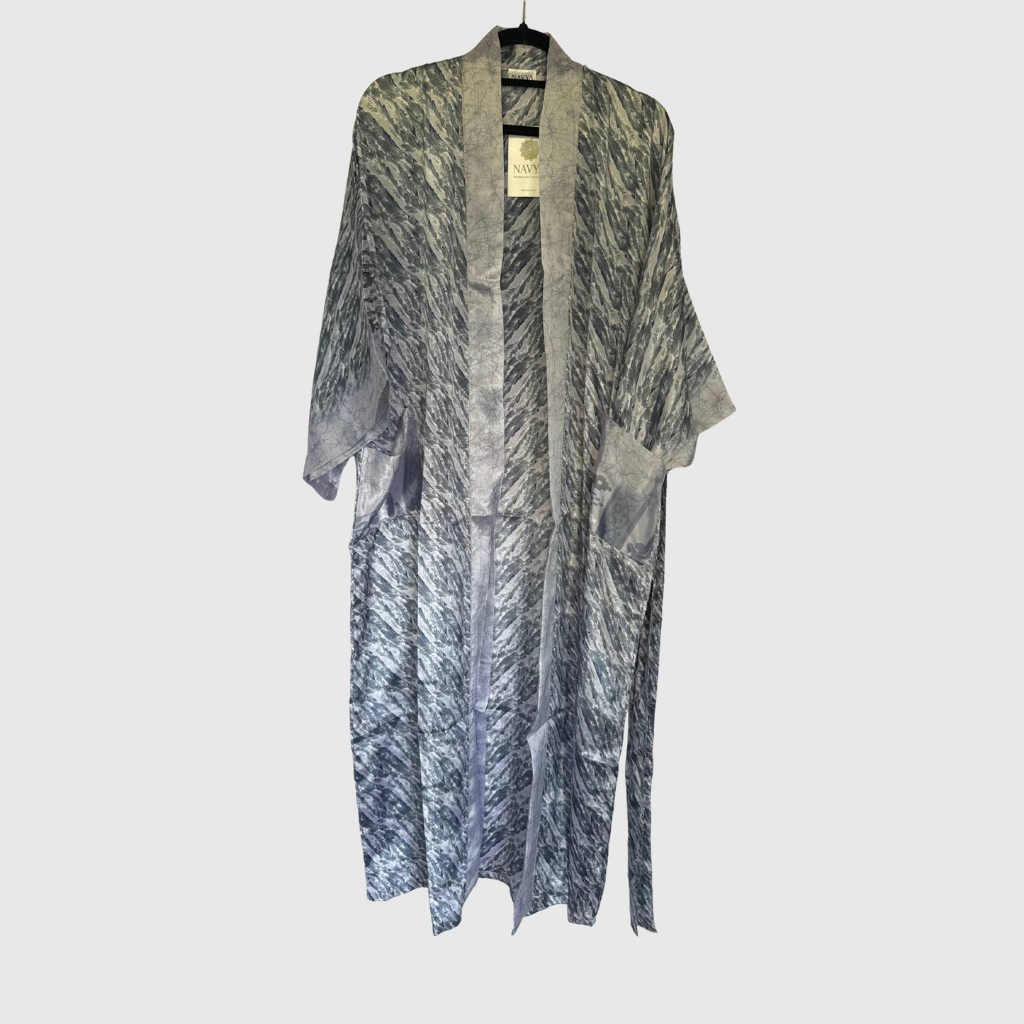 Upcycled Kimono Lang #1301 aus Vintage-Sari in Grau – Vorderansicht