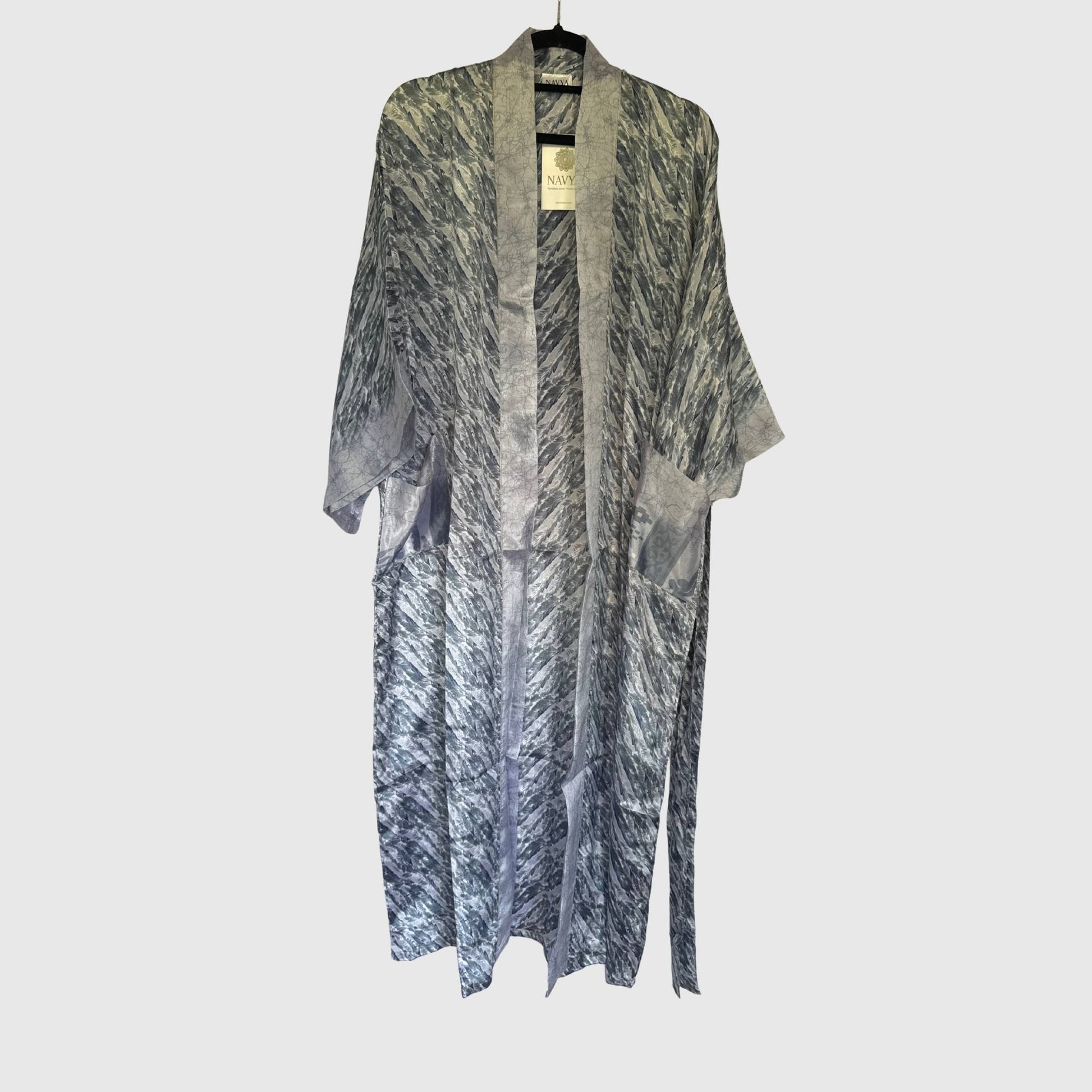 Upcycled Kimono Lang #1301 aus Vintage-Sari in Grau – Vorderansicht