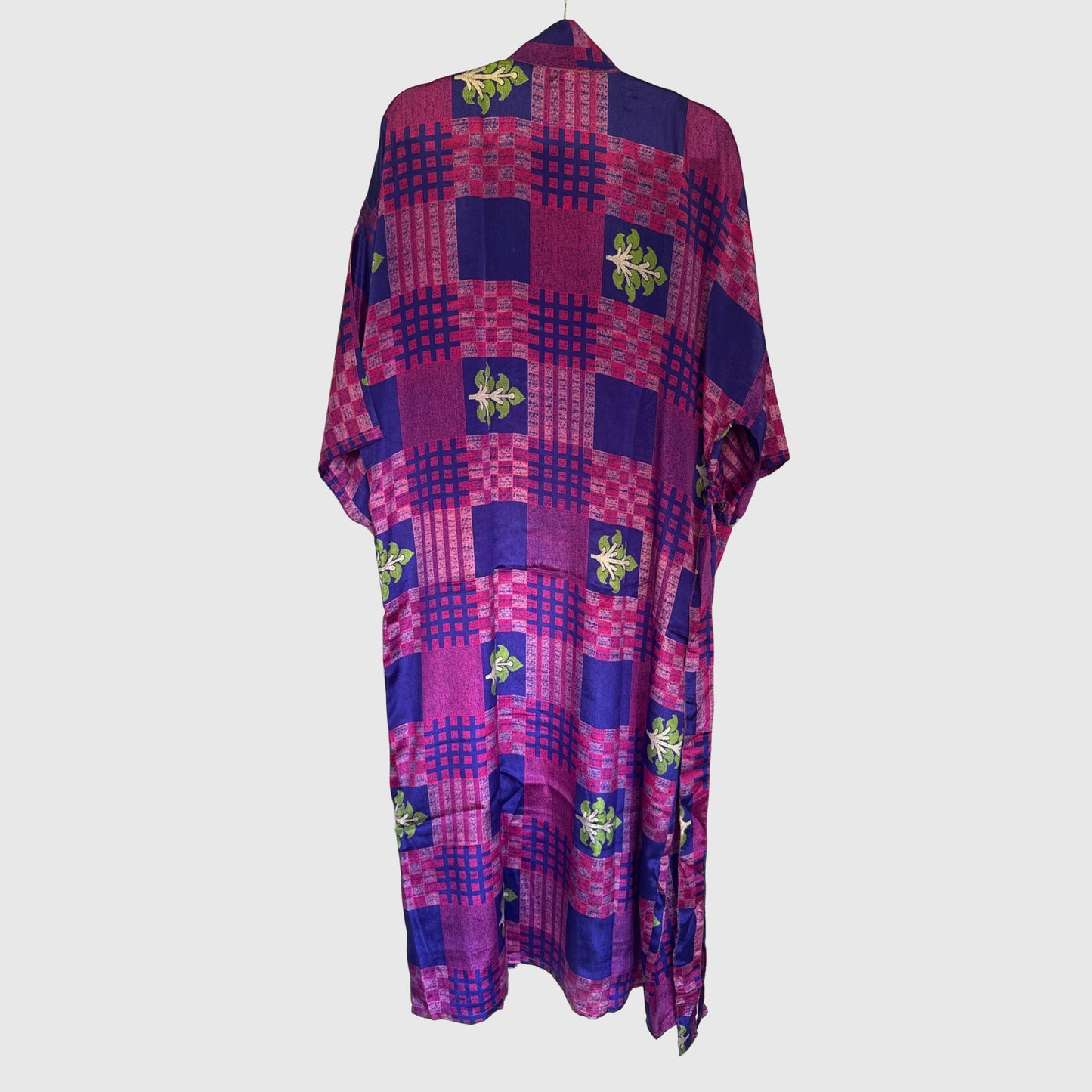 Upcycled Kimono Lang #1302 aus Vintage-Sari in Lila & Pink – Rückansicht