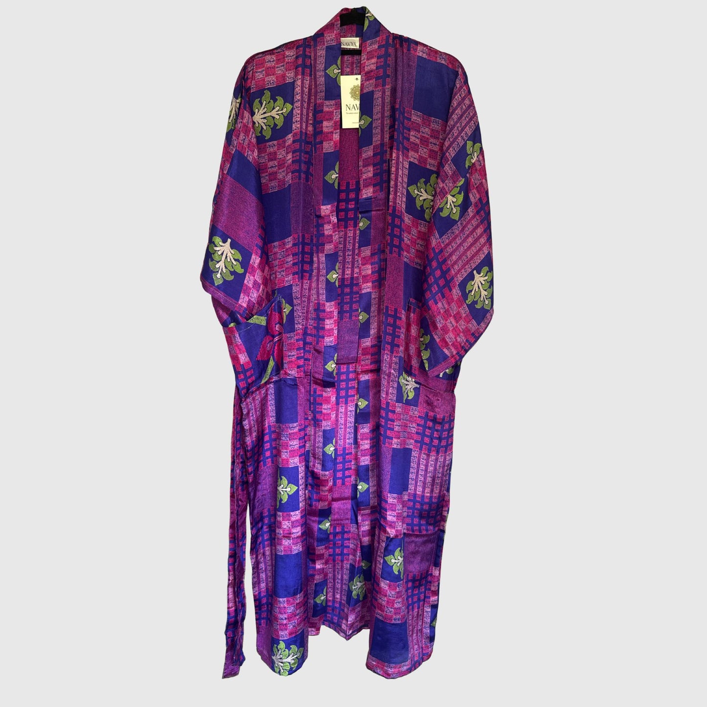 Upcycled Kimono Lang #1302 aus Vintage-Sari in Lila & Pink – Vorderansicht