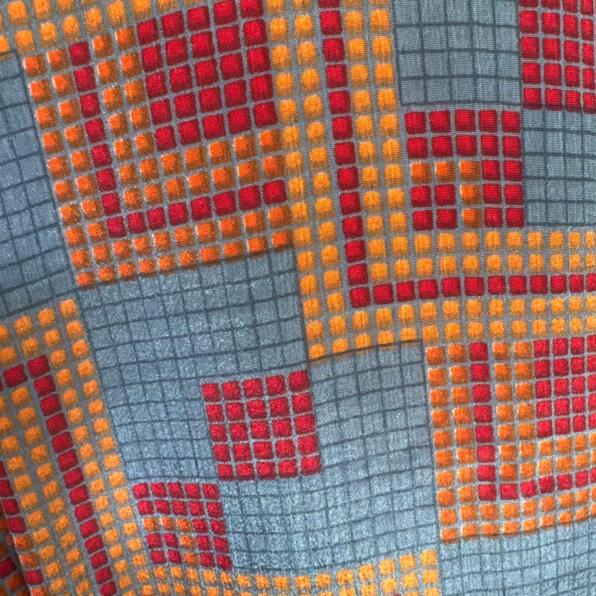 Upcycled Kimono Lang #1303 aus Vintage-Sari in Grau & Rot – Detailansicht