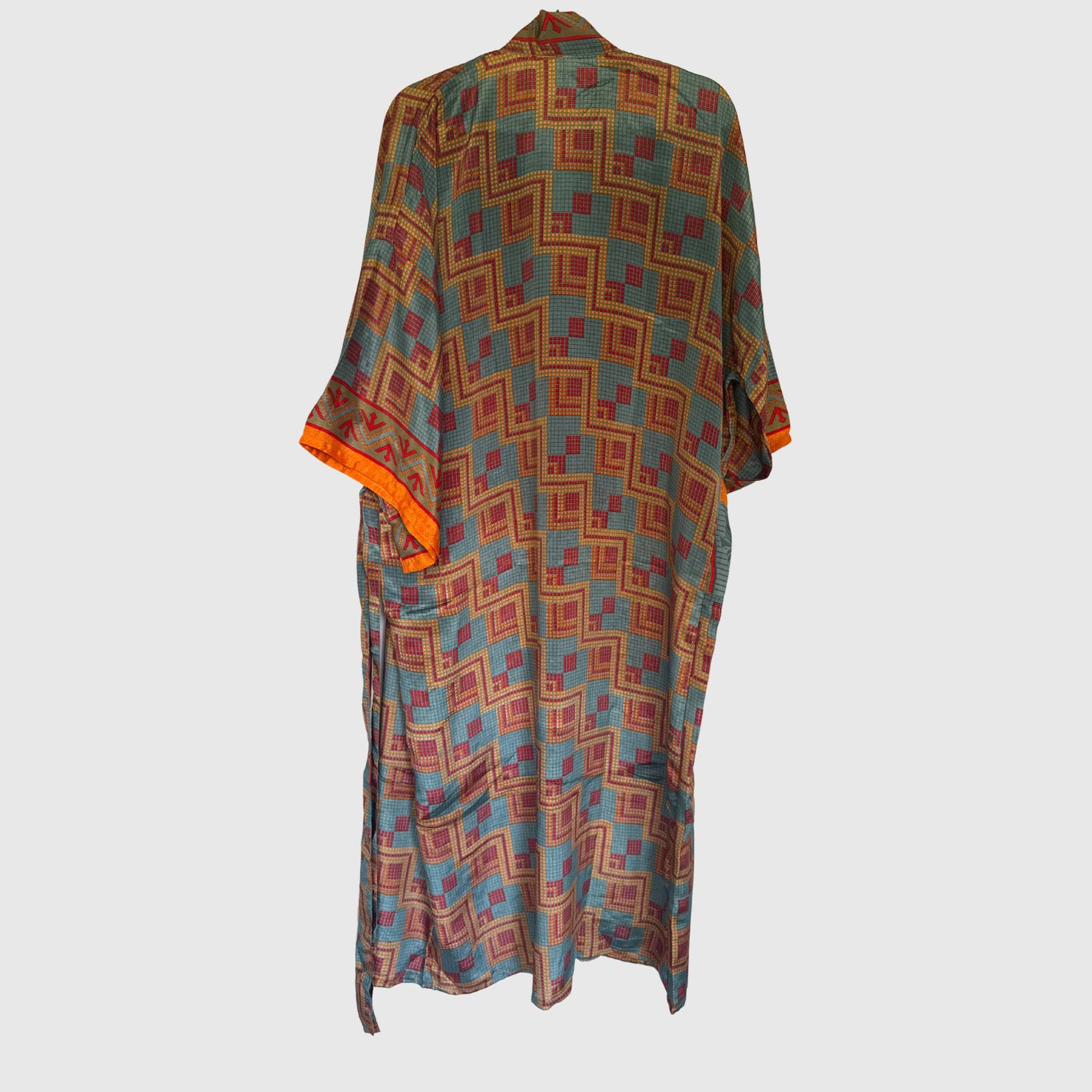 Upcycled Kimono Lang #1303 aus Vintage-Sari in Grau & Rot – Rückansicht